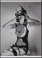 cca 1958 Dali, Salvador (1904-1989) katalán - spanyol szürrealista művész által tervezett jelmez, a "Vénusz álmához" modelljének, 1 db modern nagyítás, jelzés nélkül, 21x15 cm