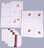 2 darab retro iparművészeti terítő 8 szalvétával + 4 darab sárközi szalvéta, újszerű.