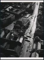 cca 1961 Járai Rudolf (1913-1993) budapesti fotóriporter légi felvétele a Nemzeti Színházról, amelyet később lebontottak a metróépítkezés okán, 1 db modern nagyítás, jelzés nélkül, 21x15 cm