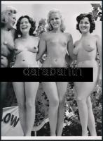 cca 1955 "Bűbájos és mosolygós hölgyek közös emlékképe", szolidan erotikus felvétel, 1 db modern nagyítás, jelzés nélkül, 21x15 cm