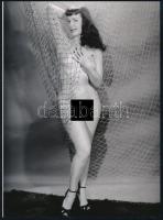 cca 1950 "Behálózva", szolidan erotikus felvétel, 1 db modern nagyítás, jelzés nélkül, 21x15 cm