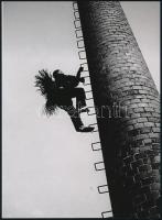 cca 1930 "Kéményseprő, aki valószínűleg túlvállalta magát", 1 db modern nagyítás, jelzés nélkül, 21x15 cm