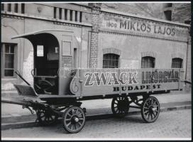 cca 1941 Budapest, X. ker., Kőbánya, Vaspálya utca, Miklós Lajos járműgyára előtt egy elkészült lovaskocsi, oldalán a megrendelő reklámjával, 1 db modern nagyítás, jelzés nélkül, 15x21 cm