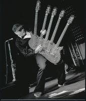 cca 1988 Rick Nielsen amerikai zenész különleges gitárja, 1 db modern nagyítás, jelzés nélkül, 21x15 cm
