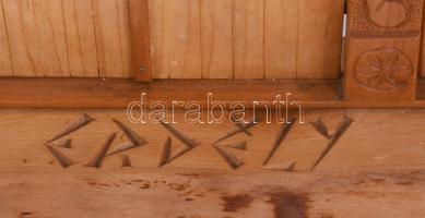 Faragott fa erdélyi székelykapu, 38x26 cm