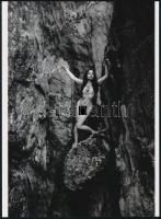 cca 1985 "Túravezető a sziklák között", szolidan erotikus felvétel, 1 db modern nagyítás, jelzés nélkül, 21x15 cm