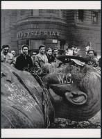 1956. október 23. utáni felvétel Budapesten, a ledöntött Sztálin szoborról, 1 modern nagyítás, jelzés nélkül, 21x15 cm