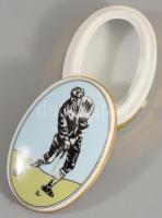 Hollóházi Faragó Miklós (1947- ) által tervezett golfozó mintás bonbonier. Jelzett, hibátlan, h: 9 cm
