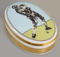 Hollóházi Faragó Miklós (1947- ) által tervezett golfozó mintás bonbonier. Jelzett, hibátlan, h: 9 c...