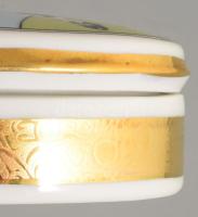 Hollóházi Faragó Miklós (1947- ) által tervezett golfozó mintás bonbonier. Jelzett, hibátlan, h: 9 c...