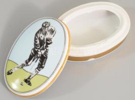 Hollóházi Faragó Miklós (1947- ) által tervezett golfozó mintás bonbonier. Jelzett, hibátlan, h: 9 cm