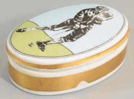 Hollóházi Faragó Miklós (1947- ) által tervezett golfozó mintás bonbonier. Jelzett, hibátlan, h: 9 c...