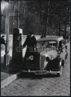 cca 1942 Budapest, taxi jobbra hajts felirattal, 1 db modern nagyítás, jelzés nélkül, 21x15 cm