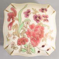 Zsolnay aranykontúrozott virágmintás bonbonier, jelzett, hibátlan, 10,5x10,5 cm