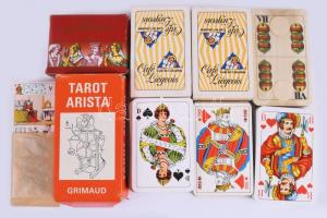 9 pakli kártya, közte bontatlanok