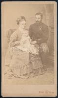 1874 Családi fotó, egyenruhát és kitüntetést viselő férfi feleségével és gyermekükkel, vizitkártya Riskó J. és Társa budapesti műterméből, a hátoldalon datálva, 10,5x6 cm