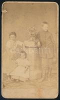cca 1865 Három gyerek portréja, keményhátú fotó sérüléssel, 10,5×6,5 cm