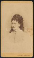 cca 1875 Női portré, keményhátú fotó Ciehulski &amp; Wargha marosvásárhelyi műterméből, foltos, 10,5×6,5 m
