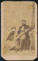 cca 1860 Férfi kisgyerekkel, keményhátú porté Jeanot Ferenc nyitrai műterméből, vágott sarkak, foltos, 10,5×6,5 cm
