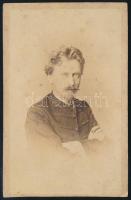 cca 1865 Férfiportré, keményhátú fotó Mayer György (Pest / Zágráb) műterméből, vágott karton, 9,5×6 cm