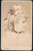 cca 1870 Hedvig Raabe (1844-1905) német színésznő portréja, keményhátú fotó Bieber hamburgi műterméből, 10,5×6,5 cm