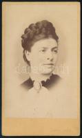 cca 1870 Női portré, keményhátú fotó Landau Alajos szegedi műterméből, 10,5×6,5 cm