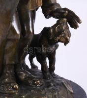 Bruno jelzéssel: Hobo kutyával. Patinázott bronz szobor, márvány talapzaton, m: 25 cm