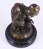 Bruno jelzéssel: Hobo kutyával. Patinázott bronz szobor, márvány talapzaton, m: 25 cm