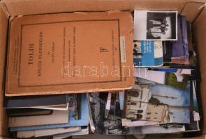 Közepes doboznyi papírrégiség, benne képeslap, térképek, újságok, cca 250 db fotó, prospektusok, nyomtatványok, katalógusok.