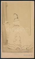 cca 1865 Női portré, keményhátú fotó Bottlik Márton szabadkai műterméből, 10,5×6 cm