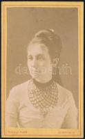 cca 1870 Női portré, keményhátú fotó Fleck Rudolf debreceni műterméből, 10,5×6,5 cm