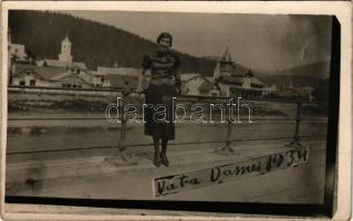 1934 Vatra Dornei, Dornavátra, Bad Dorna-Watra (Bukovina, Bucovina, Bukowina); view with lady. photo (fl)