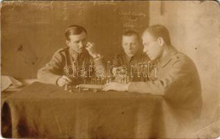 Első világháború, osztrák-magyar katonák sakkoznak / WWI Austro-Hungarian K.u.k. military, soldiers playing chess. photo (EB)