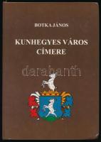 Botka János: Kunhegyes város címere. Heraldikai monográfia. Kunhegyes, 1998. 125p. Kiadói kartonált papírkrötésben