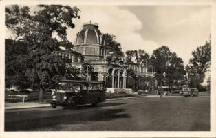 Budapest XIII. Margitszigeti gyógyfürdő turistabuszokkal photo