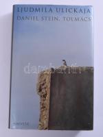 Ljudmila Ulickaja: Daniel Stein, a tolmács. Ford.: Morcsányi Géza. Bp., 2009, Magvető. Kiadói kartonált papírkötés, kiadói papír védőborítóban.