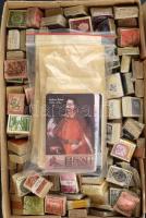 Vegyes külföldi bündlik és bündlitöredékek, hozzá kevés telefonkártya és pergamen tasak, dobozban