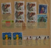 21 db különféle méretű berakó külföldi bélyegekkel (erősen dohos)