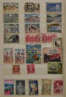 21 db különféle méretű berakó külföldi bélyegekkel
(erősen dohos)