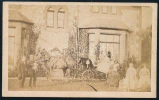 cca 1865 Társaság lovaskocsival kastély előtt, keményhátú fotó Outonm landporti műterméből, 10,5×6,5 cm