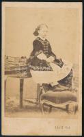 cca 1860 Kislány műtermi portréja, keményhátú fotó Adolf Ost bécsi műterméből, 10,5×6,5 cm