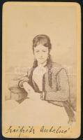 cca 1870 Szeifritz Antalné Fesselhofer Szidónia, keményhátú fotó Ling Gyula nagykanizsai műterméből 10,5×6,5 cm