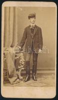 cca 1865 Fiatalember portréja, keményhátú fotó Licskó János pesti műterméből, 10,5×6 cm