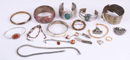 Kis doboznyi bizsu tétel, jobb darabokkal.