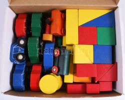 Doboznyi fa autó és kocka játék.