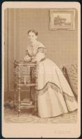 cca 1868 Női portré, keményhátú fotó Kozics pozsonyi műterméből, 10,5×6,5 cm
