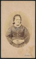 cca 1865 Női portré, keményhátú fotó Kovács Ferenc egri műterméből, foltos, 10,5×6,5 cm