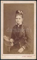 cca 1880 Női portré, keményhátú fotó Geil József losonci műterméből, hátoldalon a műterem képével, 1...