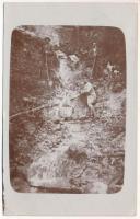 1910 Gyulafehérvár, Karlsburg, Alba Iulia; kirándulók a forrásnál, vízesés / tourists by the mineral spring source, waterfall. photo (vágott / cut)