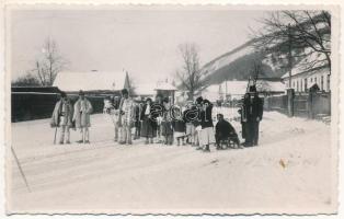 1938 Kudzsir, Kudsir, Cugir; télen, szánkó, erdélyi népviselet / in winter, sled, Transylvanian folklore. photo (EK)